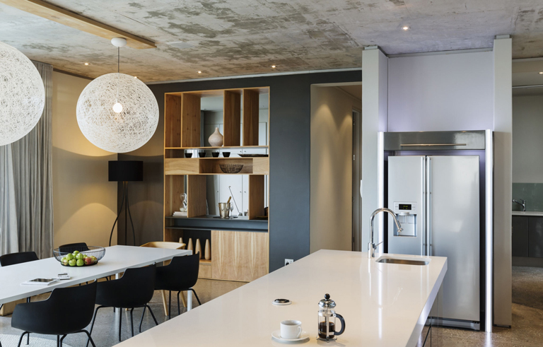 Cocina de estilo industrial con comedor moderno, techo en concreto expuesto y lámparas esféricas decorativas – FRANCO HomeServices